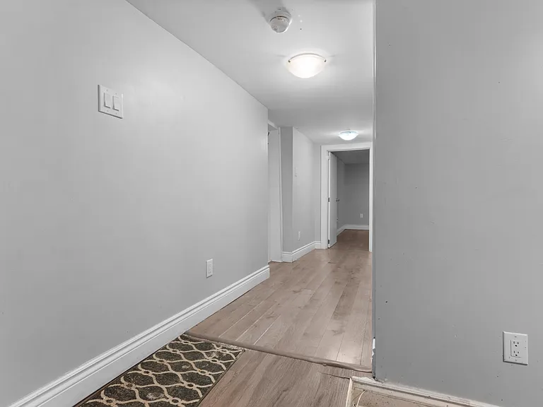 46 Carlyle Ave — Photo 7