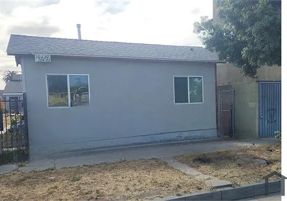 10420 S Broadway — Photo 1