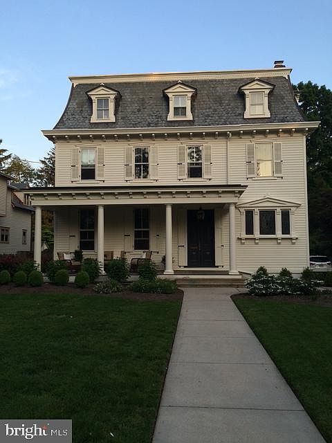 1st image of 142 E Oak Ave