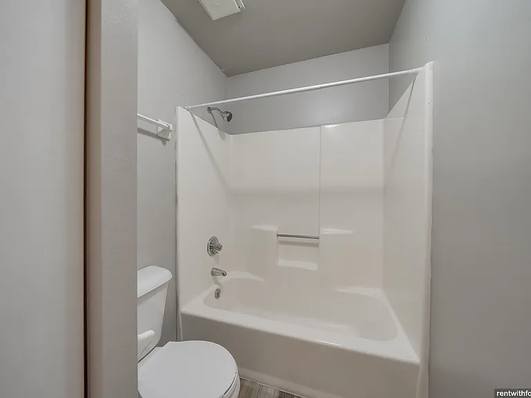 560 W Linwood Ave — Photo 9