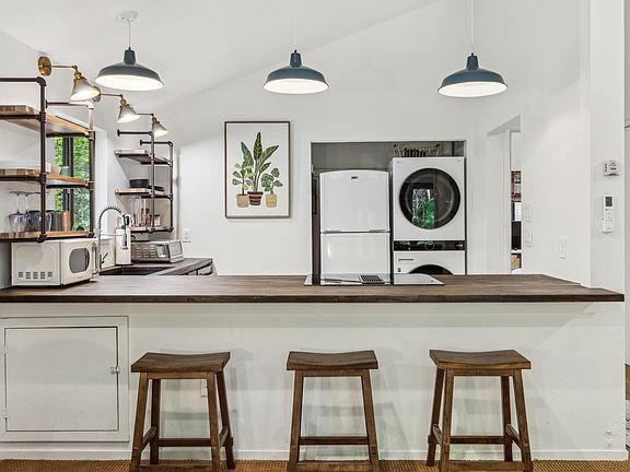 5th image of 10 Angelica Ct #A