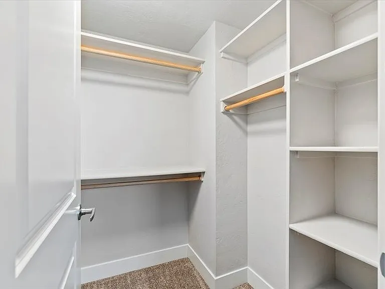2x1 Walk In Closet