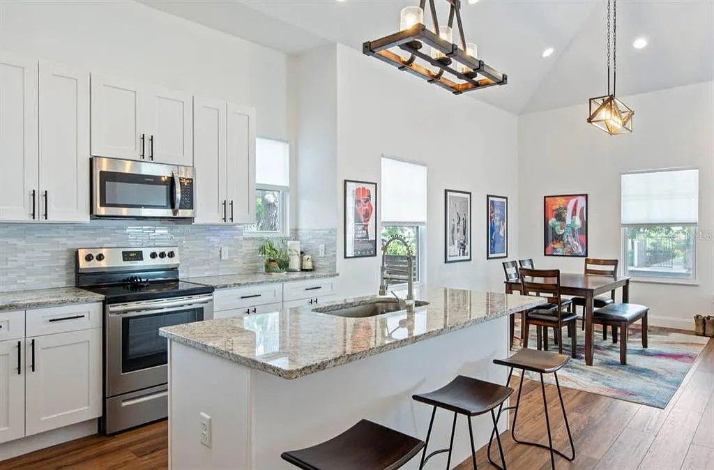 3 bed, 2.0 bath, 1592 sqft, $3,500 — Photo 4