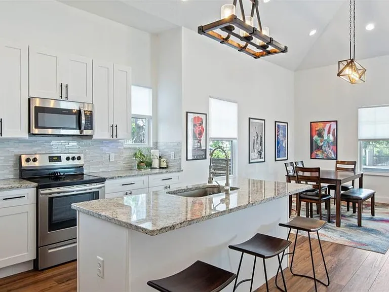 2330 W Saint Louis St — Photo 4
