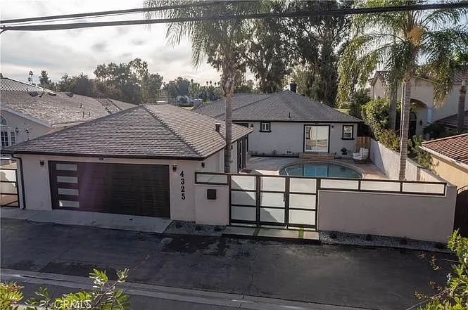 4325 N Country Club Ln — Photo 2