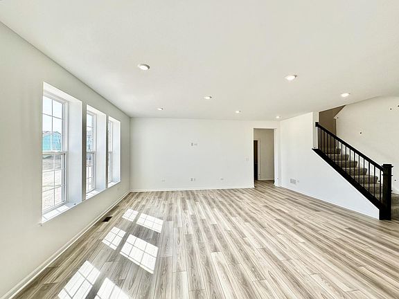 5th image of 702 W Point Way