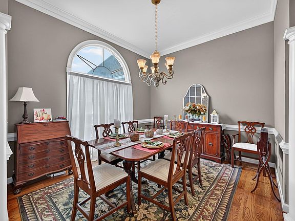 4th image of 122 Brighton Cir