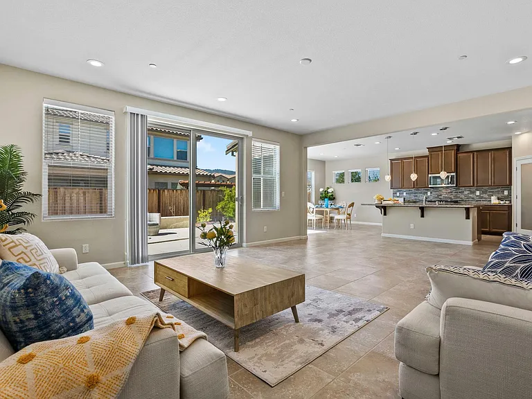 734 Carver Pl — Photo 2