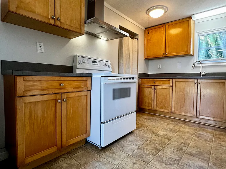 1219 1/2 Holly Ave — Photo 2