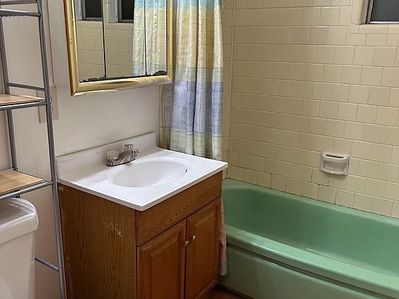 4th image of 331 W Cincinnati Ave APT 6