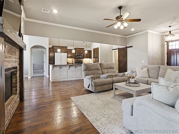 4th image of 13735 N 130th Ave E