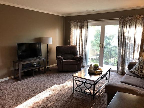 2nd image of 2811 Pembroke Ln