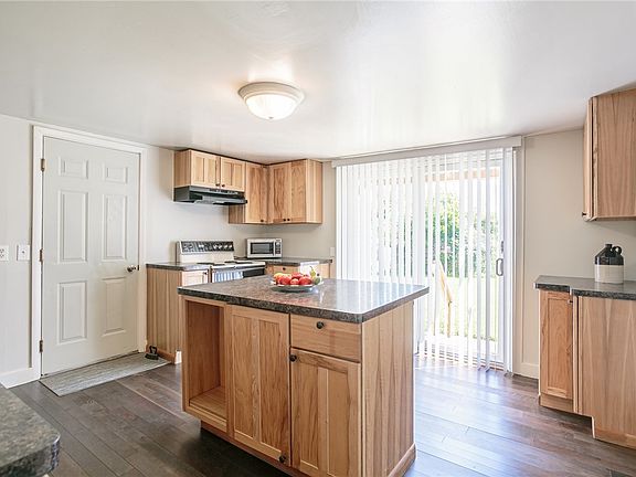 5th image of 7102 Lake Ave