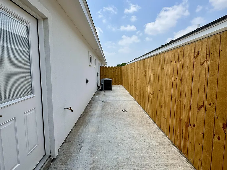 413 E Acacia St #2 — Photo 11