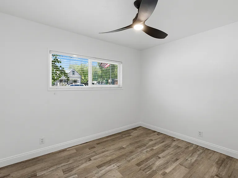 584 N 8th Ave — Photo 23