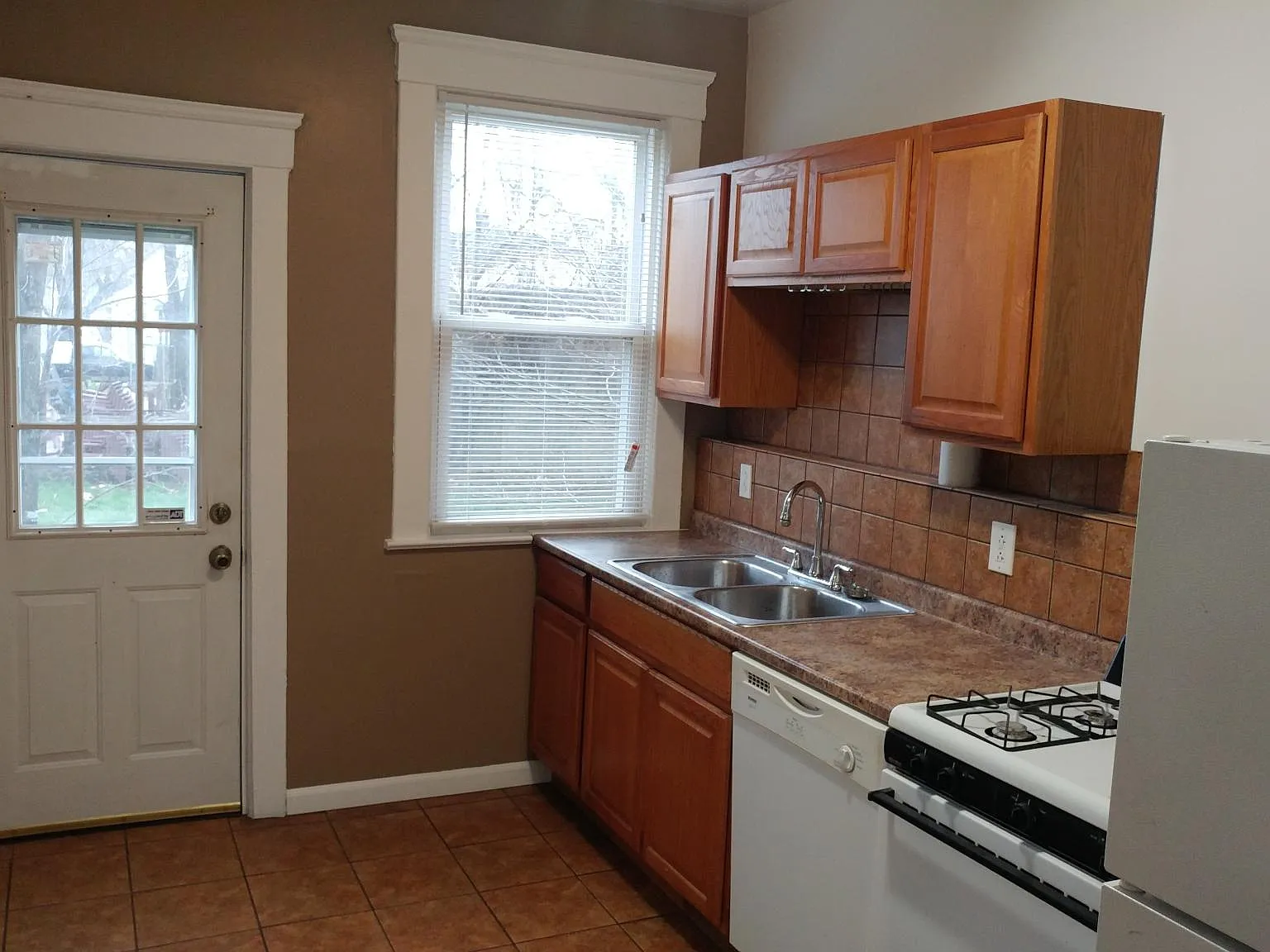 3 bed, 1350 sqft, $1,550 — Photo 2