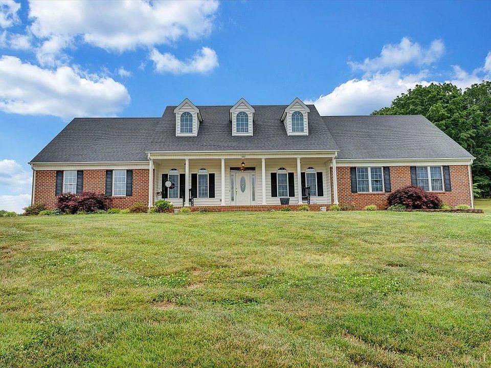 1st image of 132 Fox Briar Ln