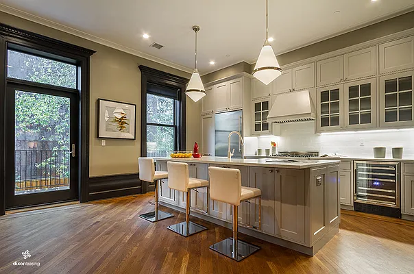 Rented by Dixon Advisory USA Inc. | media 30