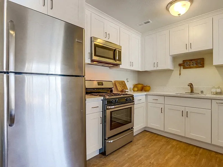 Newport Seacrest Apartments — Photo 12