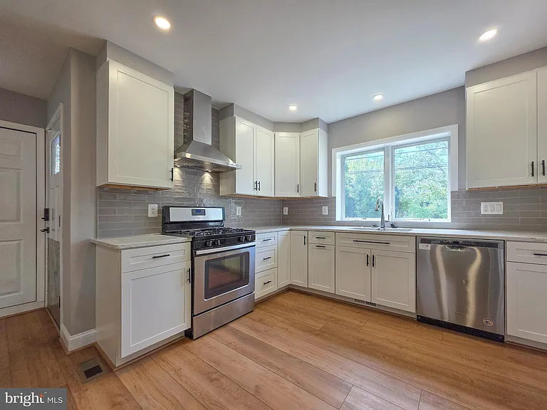 5921 Arlington Blvd — Photo 7