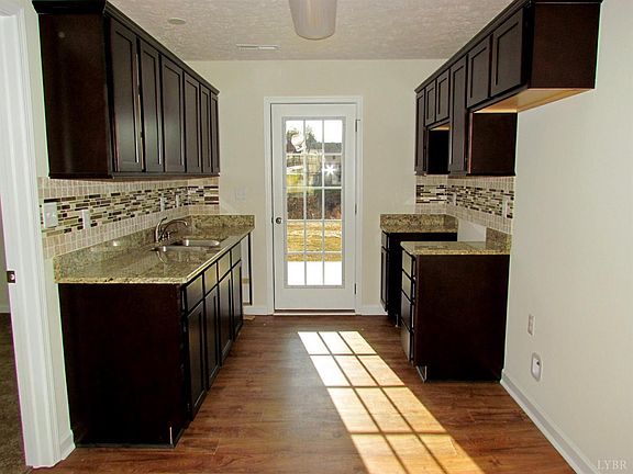 3rd image of 40 Gloucester Dr