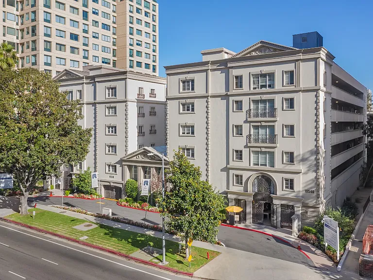 Wilshire Westwood — Photo 4