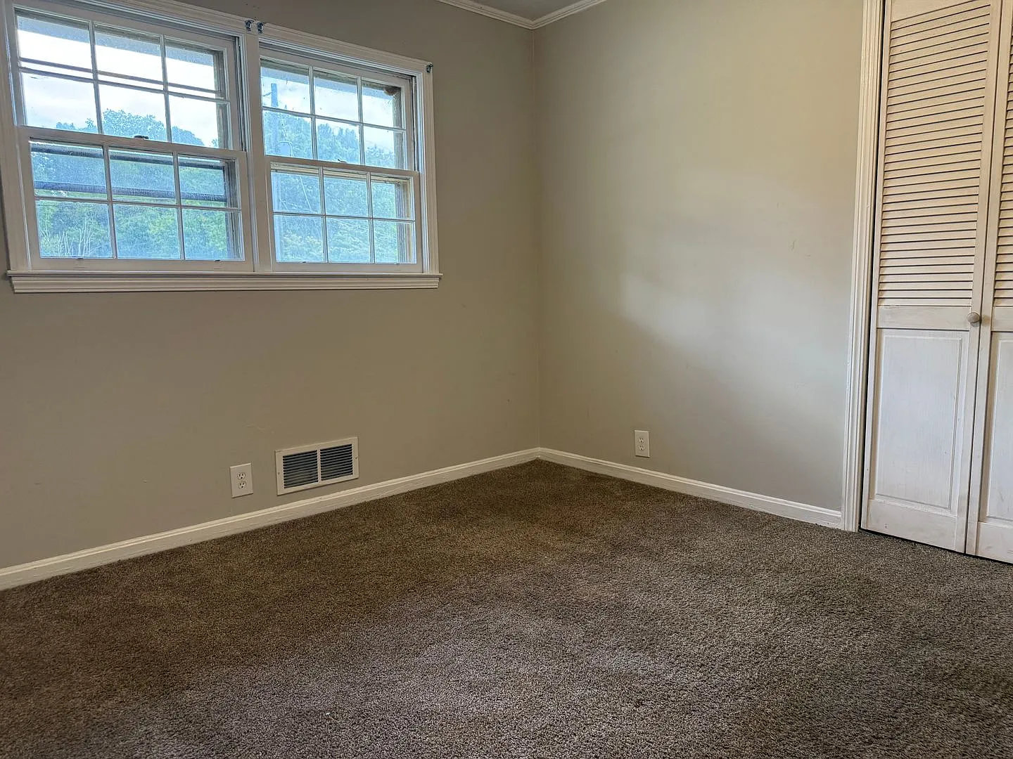 Spacious 3 Bedroom 1.5 Bath With Bonus Room — Photo 4