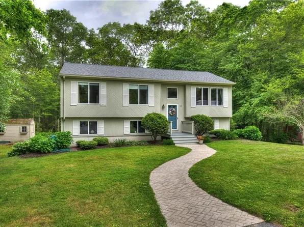 12 Quiet Oak Dr, Hopkinton, RI 02833