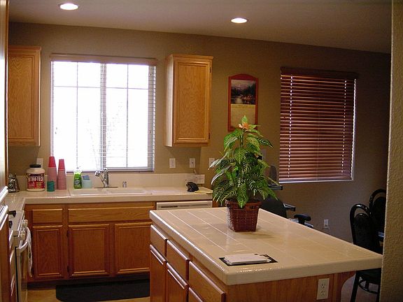 kitchen w/island