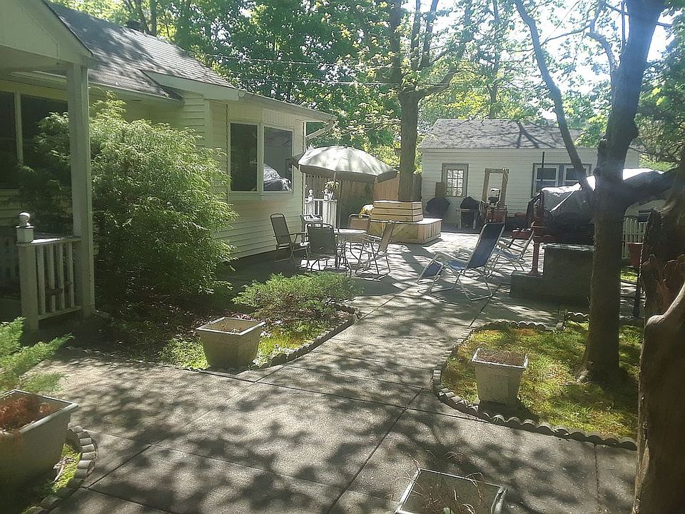 2nd image of 33 Roberts Rd W