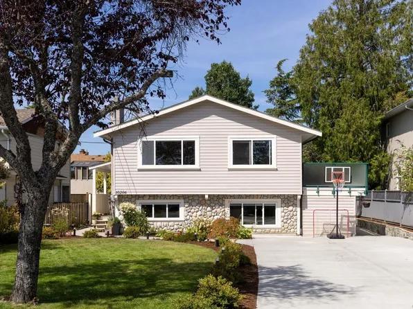 10206 Almond St, Sidney, BC V8L 3N3