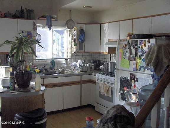 5th image of 842 White Birch Dr
