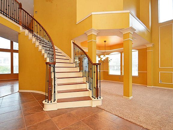 Spacious Open Foyer w/Soaring Ceilings*Ceramic Tile Flooring