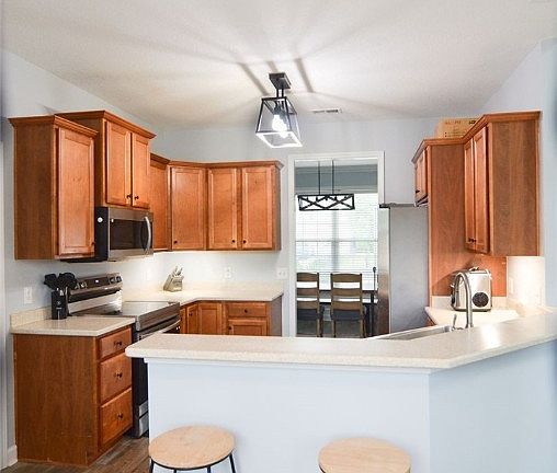 5th image of 640 Bristol Way