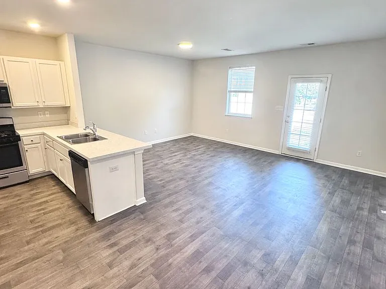 1161 Lova Ln — Photo 3
