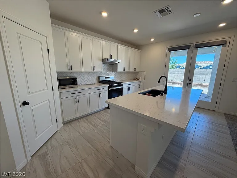 8030 Minavalle Ave — Photo 9