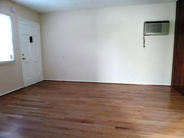13009 Riverside Dr — Photo 4