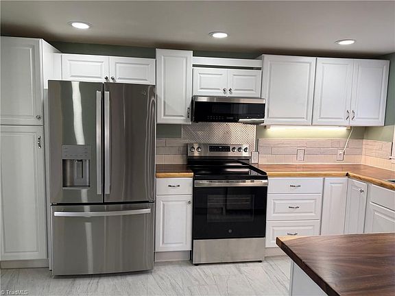 5th image of 215 Oakwoods Ln