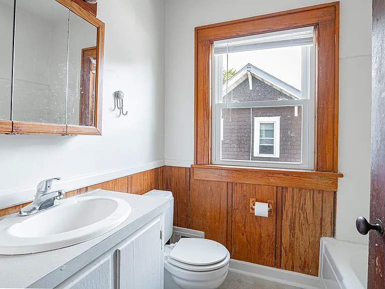 Bathroom with shower/tub