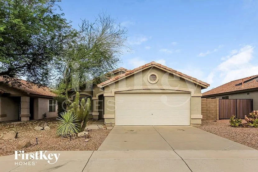 3 bed, 2.0 bath, 1302 sqft, $2,305 — Photo 2