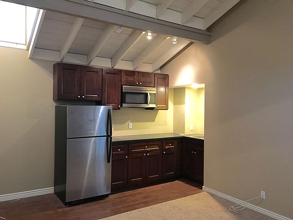 kitchenette/living room