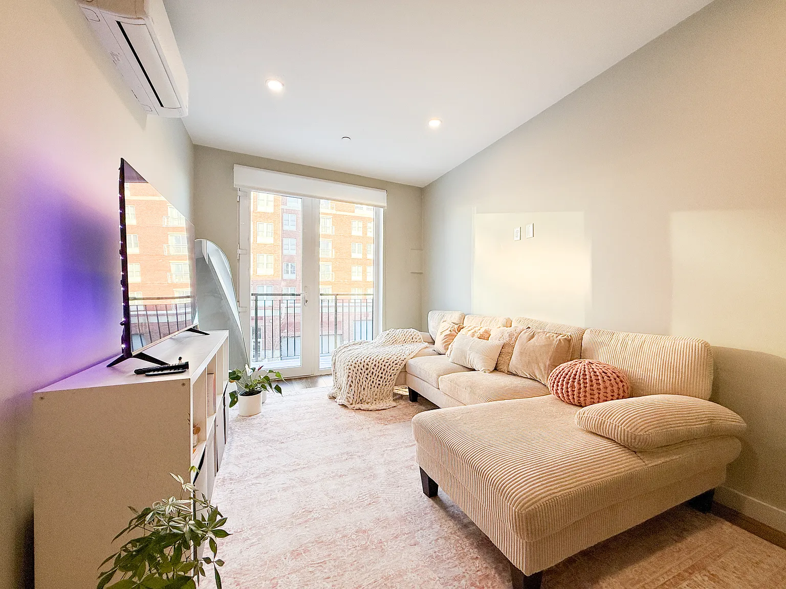 1 bed, 800 sqft, $2,430 — Photo 2