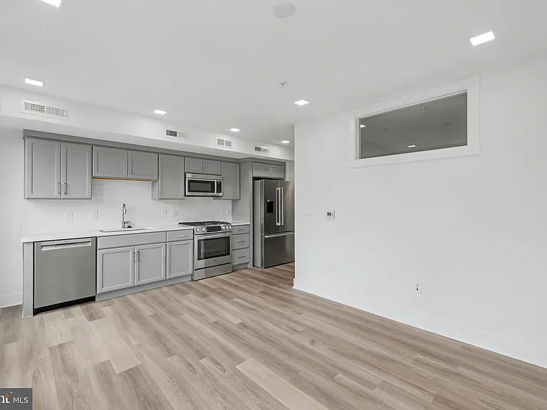 701 N Henry St #306 — Photo 31