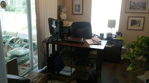 Eat-in area kitchen/office