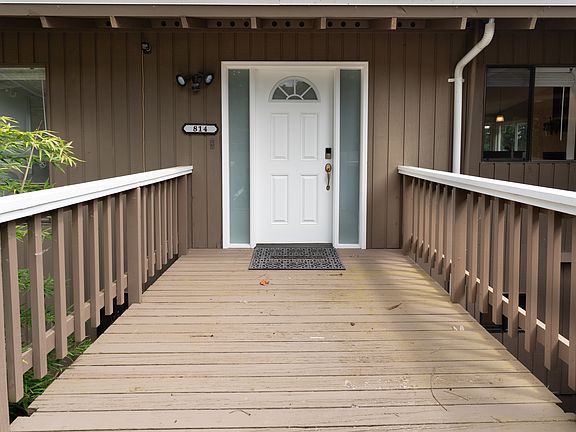 4th image of 814 179th Ct NE