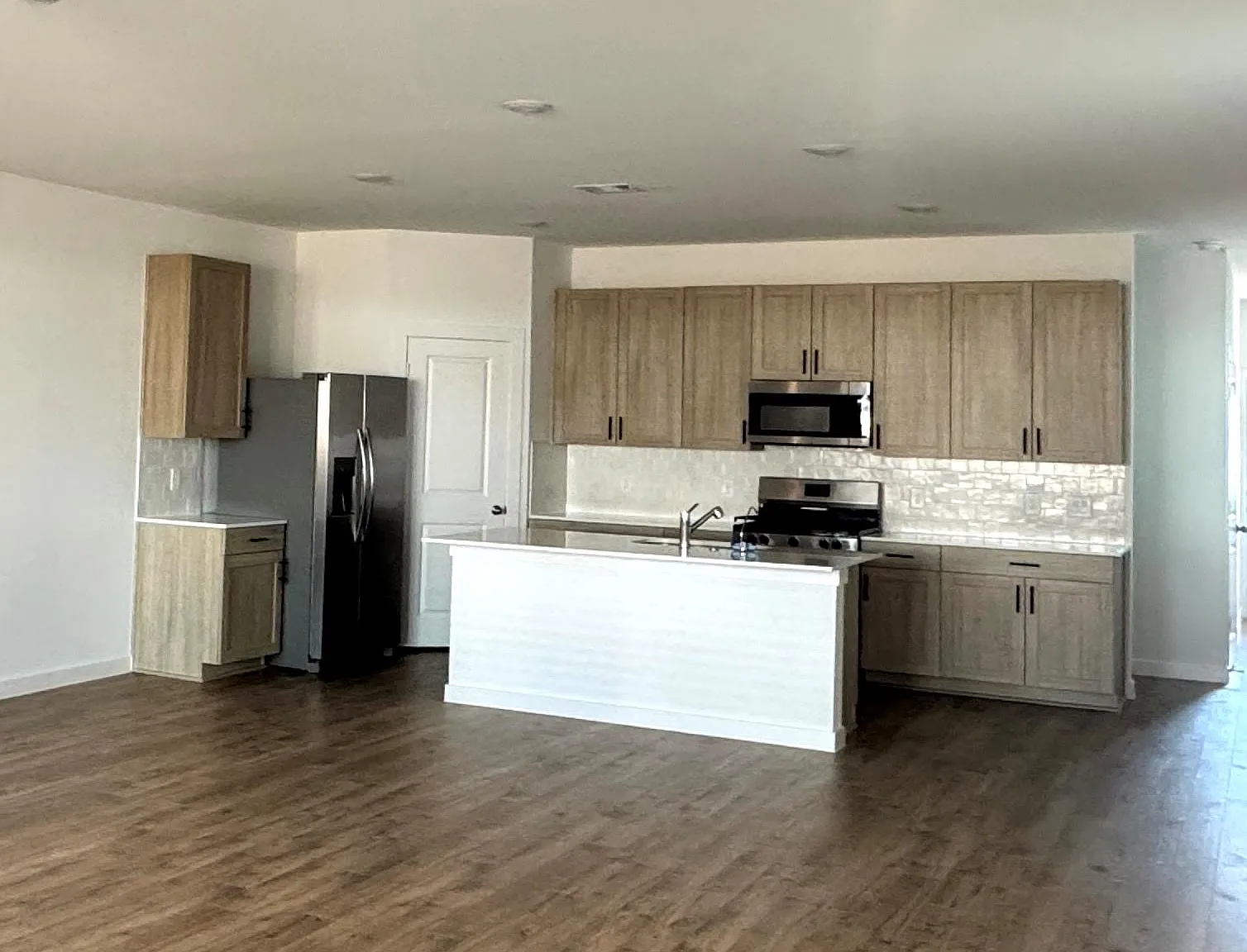 4 bed, 2.5 bath, 2275 sqft, $2,300 — Photo 3