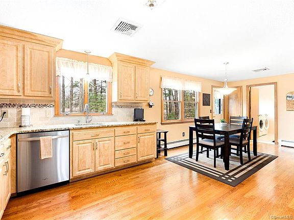 4th image of 398 Quarry Brook Dr