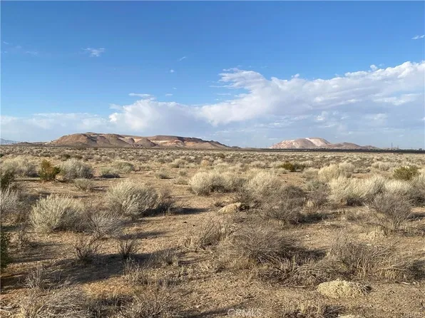 8 Bright Ave, Rosamond, CA 93560