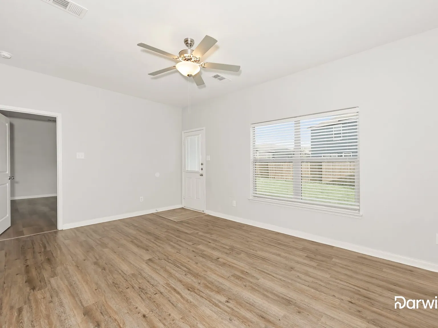 5 bed, 2.5 bath, 2502 sqft, $2,315 — Photo 4