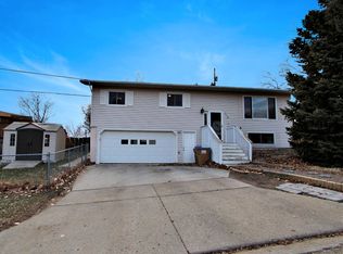 718 Bavaria Dr, Minot, ND 58703